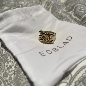 Peak Ring Gold - Säljer min oanvända edblad ring pågrund utav att jag köpte den i fel storlek.  Storleken på ringen är 18,5 mm