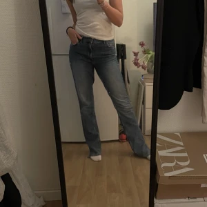 Jeans - Mid waist jeans med slits nertill. Säljer då dem inte kommer till användning längre