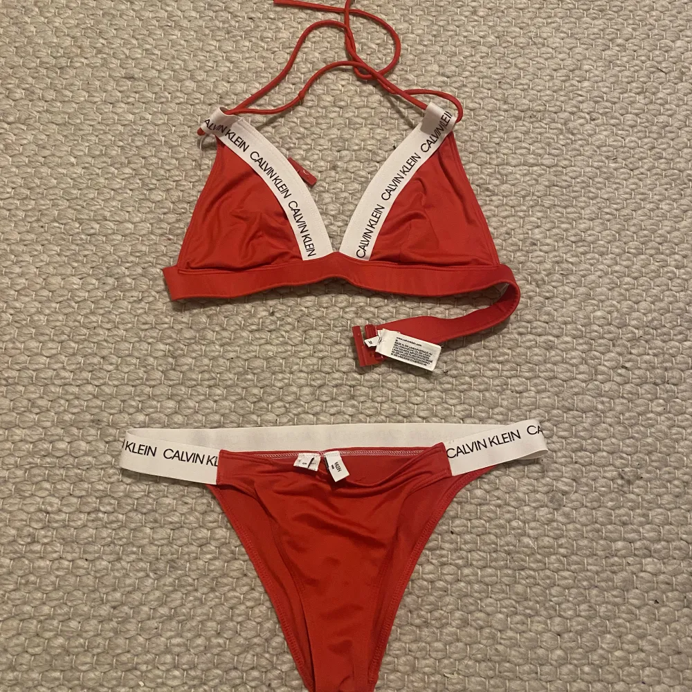 Röd Calvin Klein bikini använd 1 gång! S i underdel & M i överdel!. Övrigt.