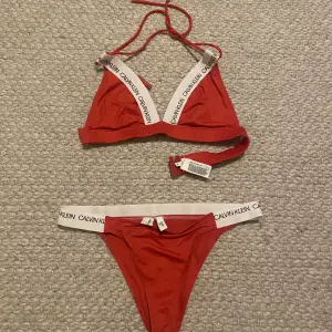 Röd Calvin Klein bikini använd 1 gång! S i underdel & M i överdel!