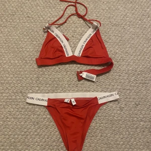 Calvin Klein Bikini - Röd Calvin Klein bikini använd 1 gång! S i underdel & M i överdel!