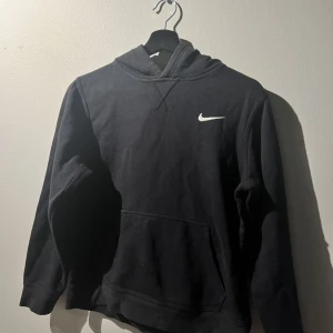 Nike hoodie - Nike hoodie stl L (barnstorlek) passar ca XS-S. Väl använd men fortfarande bra skick!