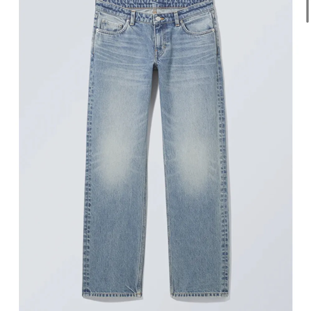 Fina jeans från weekday. Inte min typ av jeans så säljer dom. Nästan oanvända.🤩. Jeans & Byxor.