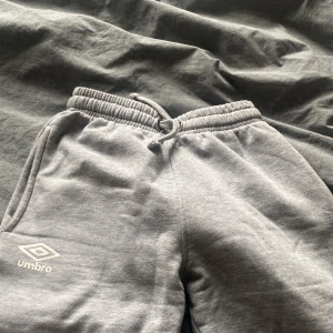 Mjukis byxor  - mjukis byxor ifrån Umbro . fint skick ! Köpare står för frakt 