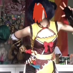 Xiangling cosplay (kan byta cosplay) - En Xiangling cosplay I storlek S. Har några små fläckar men dem är inte jättesynliga. Kommer med outfit och peruk. Hennes boll/kula/pärla och vision är gjord av lim men ser fortfarande jättebra ut. (Kom privat om ni vill ha mer bilder) orginalpris- ca 850