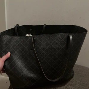 Abi tote by Malene birger - Abi Tote, nypris 3200-3500. Har reparerat handtagen till äkta skinn hos en skräddare. Finns tecken på användning inuti och på kanterna, kan skicka närmare bilder vid önskan!
