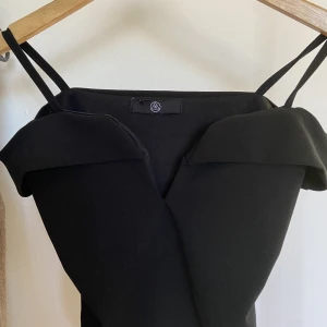BODY SUIT - En svart body Suit, passar perfekt till fest! Köptes på ZALANDO för några års sedan, användes 1 gång. Den är i go skick och inga skador!