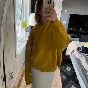 Acne sweatshirt  - Gul acne sweatshirt, använd 2-4 gånger 🫶🏼 Orginalpris 2 400kr. skriv vid frågor 🌟