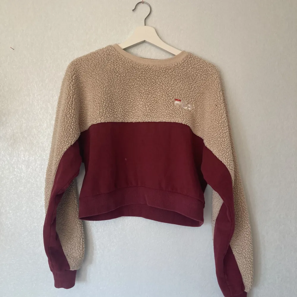 Säljer denna gosiga Teddy croppade sweatern från Fila<3 Köpt på Plick för nått år sedan, gott skick. Skriv privat för fler bilder🤗❤️🌸. Tröjor & Koftor.