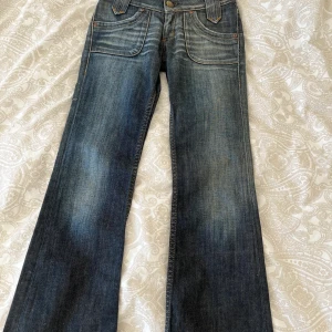 Lågmidjade bootcutjeans - Säljer ett par lågmidjade Lee jeans i bootcut pga. att de var för små för mig tyvärr💗