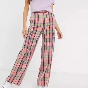 Asos collusion kostymbyxor  - Säljer mina asos collusion byxor då de har blivit lite korta:(. De är väldigt bekväma och lätta, fina klara färger, men fickor på vardera sida. Skriv privat för fler bilder❤️🌸🤗