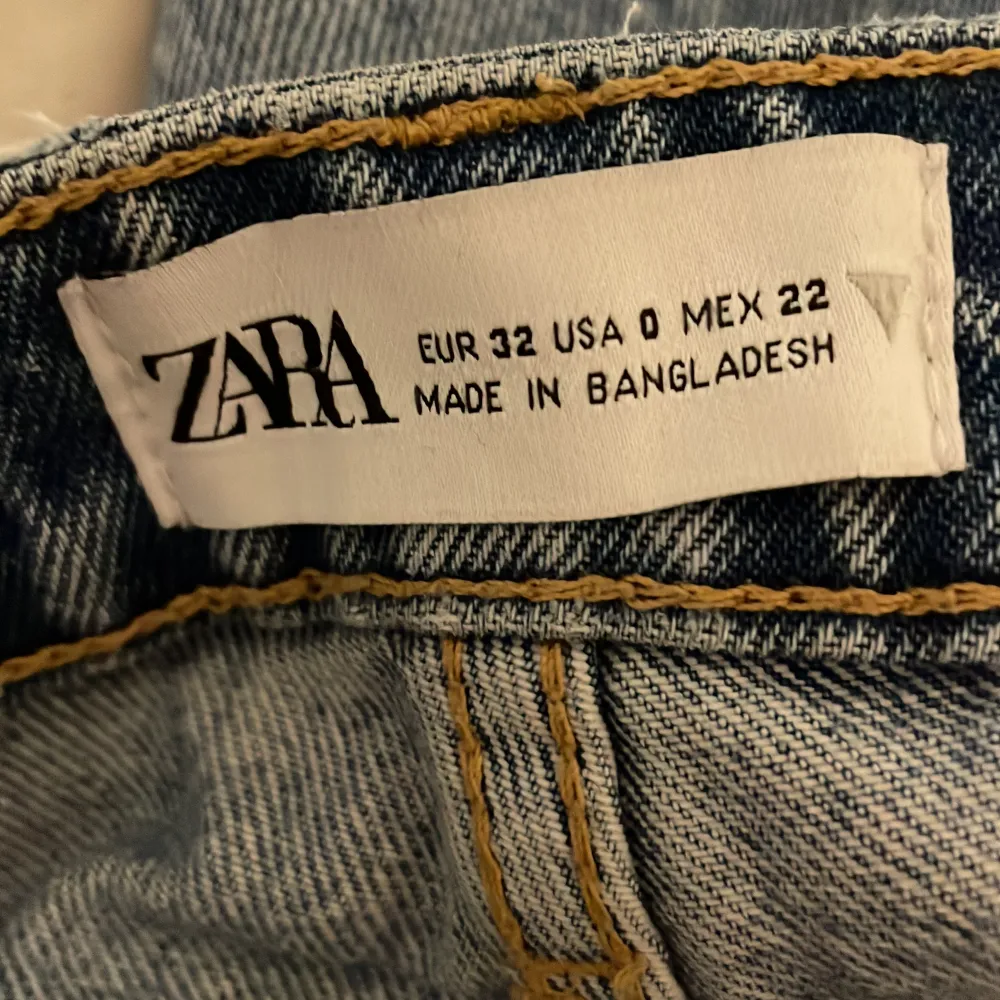 Säljer mina straight leg mid rise jeans från zara i strl 32 pga att de är för små 🩷 !!Tryck INTE på ”köp nu”!! . Jeans & Byxor.