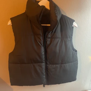 Puffer väst - Säljer denna fina väst köpt på Nelly märket Only har dock aldrig använts 