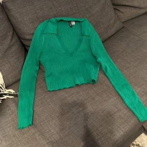 Top - Grön kortare top med v-ringning