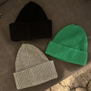 Mössa - Tre olika mössor, sköna och ribb-stickade 30kr/st eller alla tre för 50kr