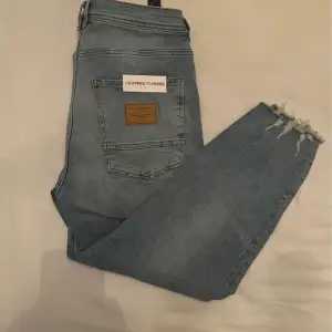 STORLEK: 46 USA: 36 Nya jeans, nya kostar 450 kr Pr: 150 kr