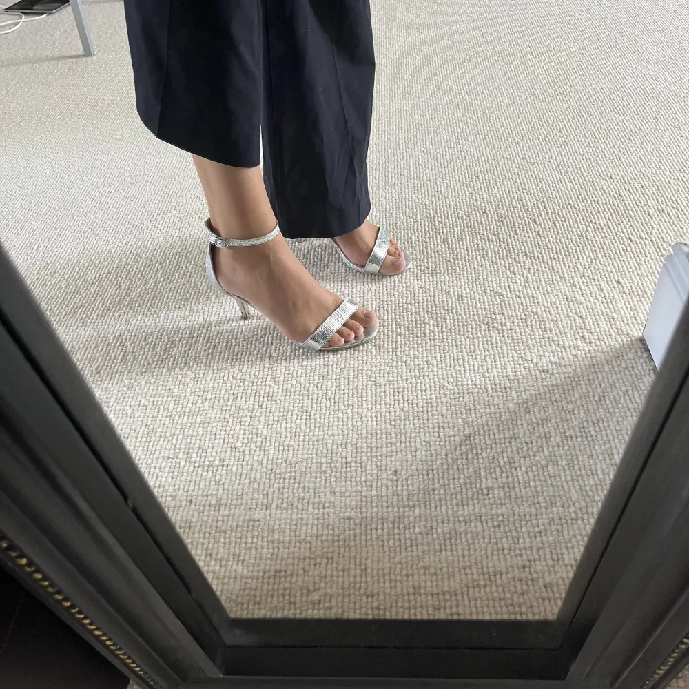 Såå fina silvriga klackar perfekta i sommar tillexempel på student eller skolavslutning😍Står inte på skorna vilken storlek men jag har storlek 38 men skulle säga att dom är lite åt 37 hållet. Köpta på Asos. Skor.