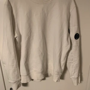 Cp company tröja  - Cp company sweatshirt, köpt på johenlls kvitto finns. Säljer då den inte har kommit till användning. Har bara använt den ca 5 gånger. Skick 10/10