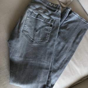 Dundup jeans i grå färg. I modellen ”George skinny fit” i storlek 32. Jättefint skick! 