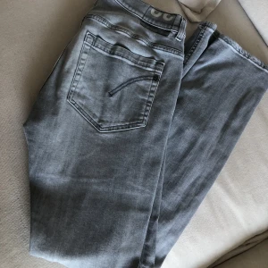Dondup jeans herr - Dundup jeans i grå färg. I modellen ”George skinny fit” i storlek 32. Jättefint skick! 