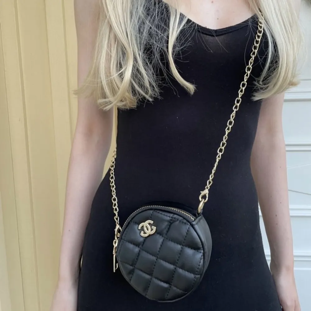 Cc round mini bag in black with gold hardware. 12*12*5cm. . Väskor.