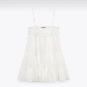 Sommar klänning från Zara - Så fin klänning från Zara perfekt till sommaren!!🫶🏻säljer även likadan i svart😍