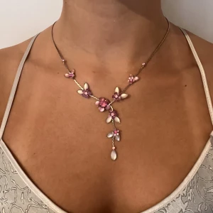 Halsband  - Säljer detta jätte fina halsband  Vintage ✨ Frakten är alltid 15kr ❤️