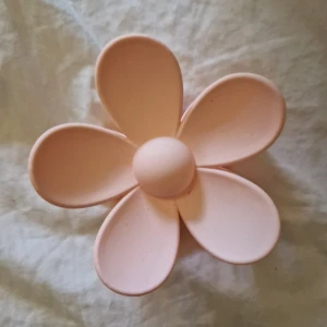 Hårklämma - Hårklämma i form av en blomma. 