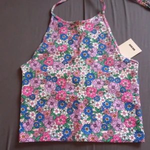 Blommig - Aldrig använd med prislappen kvar. Säljer en till likadan så in å kolla om ni vill matcha med någon! 