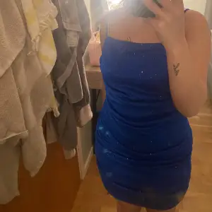 Säljer denna jättefina blå glittriga klänningen då den tyvärr är för stor för mig😫 använt cirka 1-2 gånger. Priset kan diskuteras, bor du nära mig kan jag eventuellt mötas upp. 