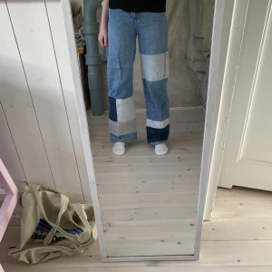 Zara jeans  - Jeansen är från början köpt på Zara men har sedan sytt om dom med olika typer av jeans tyg. Säljer då jag inte använder dom längre. Dom är köpta från barn avdelningen 13-14 år men passar mig som har 34-36 i storlek🙂bara höra av sig vid frågor☺️