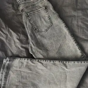 Säljer nu dessa Mom-Jeans från Madlady. Byxorna har inte används på ca 2 år. Sällan använda då! Storlek 36, mid-raise, inga slitningar. Skriv för mer bilder! 