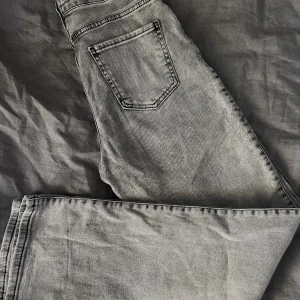 Madlady Jeans - Säljer nu dessa Mom-Jeans från Madlady. Byxorna har inte används på ca 2 år. Sällan använda då! Storlek 36, mid-raise, inga slitningar. Skriv för mer bilder! 