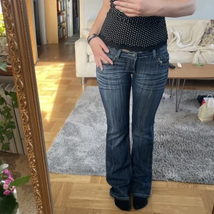 LågmidjadeJeans - Så snygga lågmidjade utsvängda jeans som säljs då jag har många  liknande!