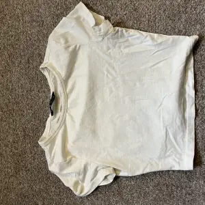 Kort vit tshirt från shein, storlek xs tror jag men väldigt liten så mer en xxs, bra skick:)