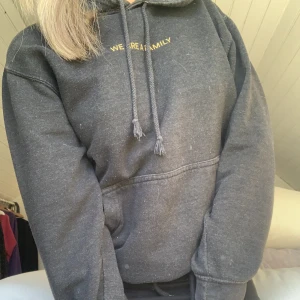 Hoodie  - En fin hoodie som det står en fin text där back💗