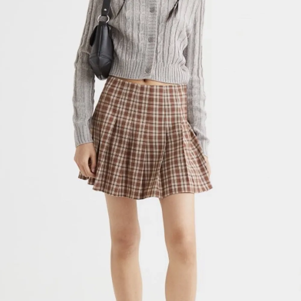 Säljer en rutig kjol från H&M, det finns inga tecken på användning! Köpt för 199kr❤️. Kjolar.