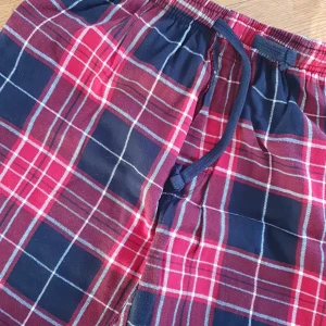 Rutiga pyjamasbyxor - Svart-röd-rutiga pyjamasbyxor.  Rök- och djurfritt hem. Storlek M från Cubus. Pris 49 kr. 