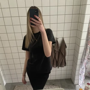 Svart sammettröja  - Svart sammettröja från BikBok. Stl S. Sparsamt använd och superskön 🫶 hör av er vid frågor eller för fler bilder ❤️