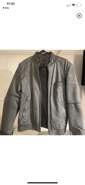 Läderjacka  - En jättesnygg läderjacka som jag köpt här på plick men kommer ej till användning längre! 