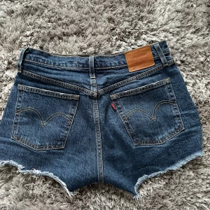 Jeans shorts Levi’s - Jeans shorts från Levi’s storlek 27. Sparsamt använt och bra skick!💞🙌🏼
