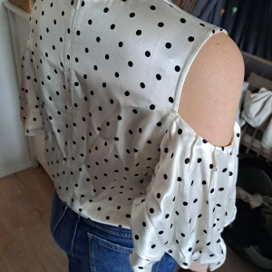 GANNI blus - Prickig silkig blus med volymösa ärmar Cutout axlar Mycket gott skick  Stl 38