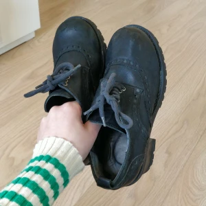 Vintage svarta skor - Fina men väl andvända skor. Som ni kan se på bilderna finns det skav på tårna och de har legat så att det finns ett veck längst fram vid stortån. Det står stl 37, men jag skulle säga att det är en stor 37, möjligtvis 37,5 