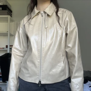 Jacka - Beige jacka i PU-material! Jag har storlek S/M