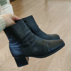 Svarta boots skor - Svarta skor med fina detaljer på utsidan. Lite veckade framtill.  Stl 36