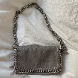 Säljer denna jättefina Tiamo väska som liknar den populära Stella McCartney väskan!  - Säljer denna superfina gulliga väska från tiamo på grund av att jag rensar min garderob! I nyskick!❤️Pris kan diskuteras!