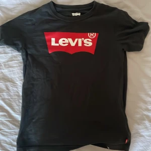 Levis tröja 152 - Välldigt fint skick använd gå gånger