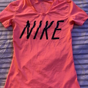 Rosa Nike träningströja  - Korall färgad Nike träningströja som jag använt 2-3 gånger då jag har några andra som jag använt mer. Super bra skick och fin färg! 🌟