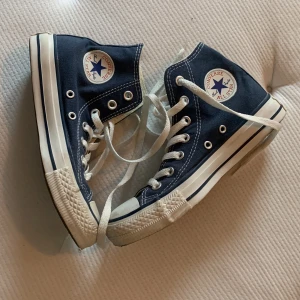 Converse  - Helt nya blåa converse. Aldrig använda. Säljer då jag inte trivs i dem. Jättefina nu till sommaren! Är i storlek 36, men jag skulle säga att de känns lite större. 