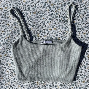 Topp med pärlor  - Fin topp från zara med pärlor på banden💕